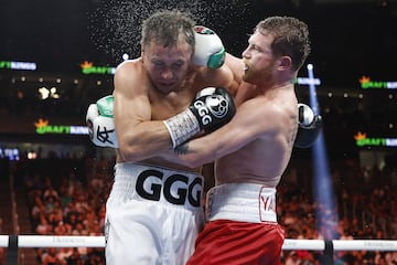 El boxeador mexicano, Canelo ?lvarez, se llev¨® la victoria por decisi¨®n un¨¢nime despu¨¦s de arrollar a Gennady Golovkin durante todo el encuentro.