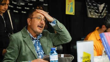 El cantautor y compositor, Manolo Garc¨ªa, durante la firma de uno de sus ejemplares, en la Diada de San Jordi 2025, a 23 de abril de 2025, en Barcelona, Catalu?a (Espa?a). Barcelona vuelve a vivir una nueva Diada de Sant Jordi, en la que se llena de libros y rosas, en una edici¨®n en la que crece el n¨²mero de paradas profesionales de libros y superficie para buscar una mayor comodidad, hasta los 3.500 metros cuadrados en diez espacios de siete distritos de la ciudad. El Passeig de Gr¨¤cia de Barcelona aplica por primera vez un plan de autoprotecci¨®n (PAU) como ocurre en otros eventos con un n¨²mero elevado de asistencia. Este a?o, hay m¨¢s paradas que el a?o anterior, con 400 paradas, 348 de libros y 52 de rosas, a las que se debe sumar un centenar m¨¢s de libros que se ubican en las puertas de las librer¨ªas, que elevan a 500 los puestos entre libros y rosas.
23 ABRIL 2025;FERIA DEL LIBRO;F?TBOL;ESCRITOR;D?A DEL LIBRO
Kike Rinc¨®n / Europa Press
23/04/2025