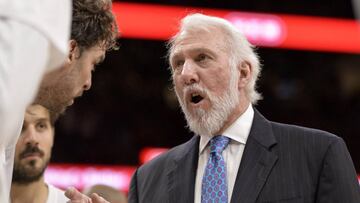 Gregg Popovich con Pau Gasol durante un partido en Washington