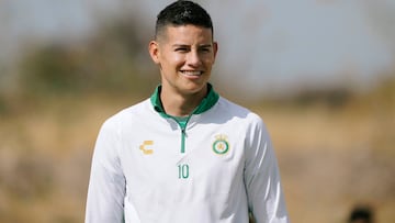 León y el once ideal con James.