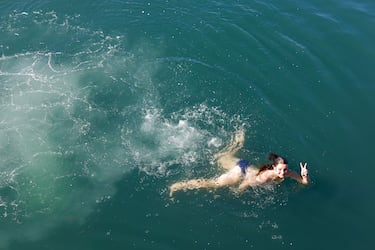 Una joven nadadora sonríe en el agua de la playa de Geelong durante una ola de calor en Australia con temperaturas de 36 °C en Melbourne. 