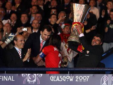 16 de Mayo de 2007, final de la Copa de la UEFA entre el Sevilla y el Espanyol disputada en Glasgow. Juande Ramos con la Copa mientras el Príncipe Felipe saluda a Javi Navarro.