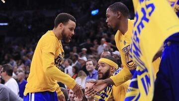 SAN ANTONIO, TX - MAY 22: Stephen Curry #30 high fives Kevin Durant #35 of the Golden State Warriors in the second half against the San Antonio Spurs during Game Four of the 2017 NBA Western Conference Finals at AT&T Center on May 22, 2017 in San Antonio, Texas. NOTE TO USER: User expressly acknowledges and agrees that, by downloading and or using this photograph, User is consenting to the terms and conditions of the Getty Images License Agreement. Ronald Martinez/Getty Images/AFP
== FOR NEWSPAPERS, INTERNET, TELCOS & TELEVISION USE ONLY ==