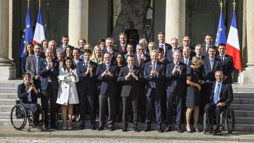 El presidente galo, Emmanuel Macron, posa para una foto con los miembros de la comisi&oacute;n de evaluaci&oacute;n del Comit&eacute; Ol&iacute;mpico Internacional (COI) tras una reuni&oacute;n en Par&iacute;s (Francia).