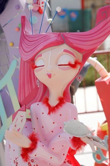 Las fallas visten las calles de Alicante. 