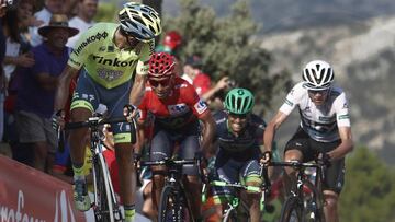 Alberto Contador, Nairo Quintana, Esteban Cháves y Chris Froome cruzan la línea de meta en la llegada a Mas de la Costa.