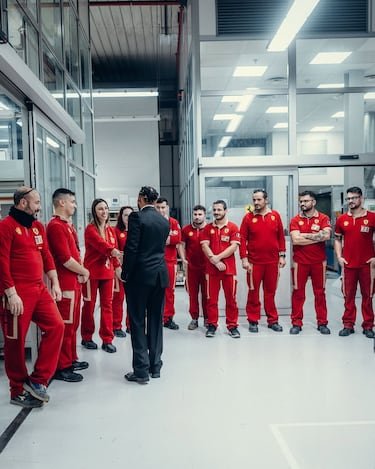 Hamilton saludando a sus nuevos compañeros de escudería en Maranello.