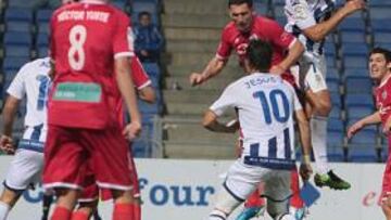 <b>NEGADO. </b>Kepa remata un balón colgado en el área. Sólo así el Recre inquietó algo al Salamanca.