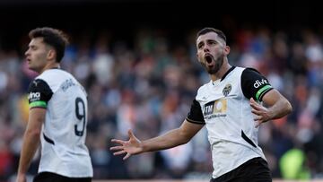 VALENCIA, 02/02/2025.- El delantero del Valencia Luis Rioja celebra el primer gol de su equipo durante el partido de LaLiga entre el Valencia y el Celta de Vigo, este domingo en el estadio de Mestalla. EFE/ Biel Aliño