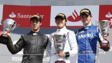 Melville McKee (c), Alexander Sims (i) y Nick Yelloly (d) en el podium de la segunda carrera de la cuarta cita de las GP3.