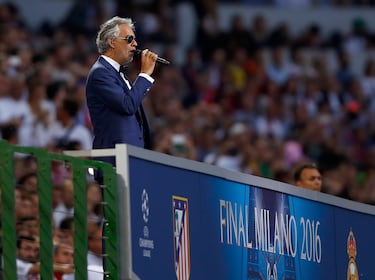 Además, la ceremonia de apertura, incluyó también la actuación del tenor Andrea Bocelli, que interpretó una versión particular del himno de la Champions League.