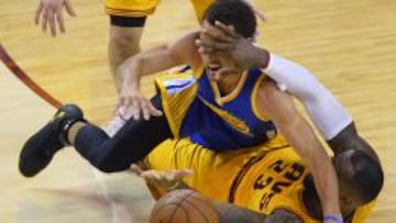 Stephen Curry y LeBron James pugnan por un balón.