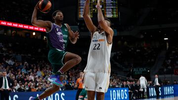MADRID, 19/11/2023.- El pívot caboverdiano del Real Madrid Walter Tavares (d) intenta bloquear el mate de Kameron Taylor, alero de Unicaja durante el partido de la jornada 10 de la Liga Endesa de baloncesto contra el Unicaja, este domingo en el Wizink Center en Madrid.-EFE/ Juanjo Martin