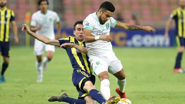 Pakhtakor&#039;s defender Farrukh Sayfiev (L) fights for the ball with Ahli&#039;s defender Paulo Diaz (R) during the AFC Champions League group D football match between Saudi&#039;s Al Ahli and Uzbekistan&#039;s Pakhtakor at the King Abdullah Sports City stadium in Jeddah on May 20, 2019. (Photo by - / AFP)