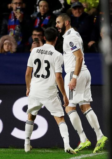 0-1 Karim Benzema celebró el primer gol.