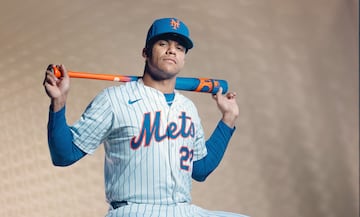 Juan Soto posa durante una sesión fotográfica para los New York Mets tras su fichaje, el pasado 9 de diciembre de 2024.