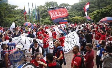 Hinchas del DIM se reunieron a las afueras de las oficinas del club para protestar ante la dirigencia