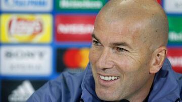 Real Madrid's coach Zinedine Zidane attends a press conference on the eve of the Champions League football match Napoli vs Real Madrid on March 6, 2017 at the San Paolo stadium in Naples. / AFP PHOTO / Carlo Hermann