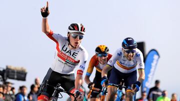 Tadej Pogacar celebra su victoria ante Alejandro Valverde en la segunda etapa de la Vuelta Ciclista a la Comunitat Valenciana 2020 con final en Cullera.