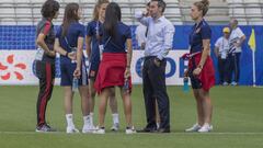 Jorge Vilda charla con algunas de sus futbolistas antes del calentamiento previo al partido.