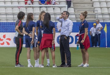 Jorge Vilda charla con algunas de sus futbolistas antes del calentamiento previo al partido.