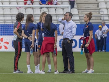 Jorge Vilda charla con algunas de sus futbolistas antes del calentamiento previo al partido.