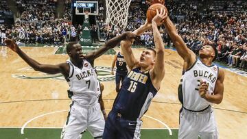 THM05. MILWAUKEE (EE.UU.), 15/02/2018.- Nikola Jokic (c) de Denver Nuggets en acci&oacute;n ante Thon Maker (i) y Giannis Antetokounmpo (d) de Milwaukee Bucks hoy, jueves 15 de febrero de 2018, durante un partido de baloncesto de la NBA disputado en el BMO Harris Bradley Center de la ciudad de Milwaukee, Wisconsin (EE.UU.). EFE/TANNEN MAURY/PROHIBIDO SU USO POR SHUTTERSTOCK