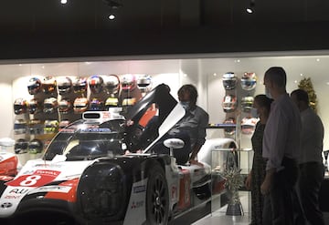 Sus Majestades los Reyes don Felipe VI y doña Letizia visitarón el Museo de Fernando Alonso.