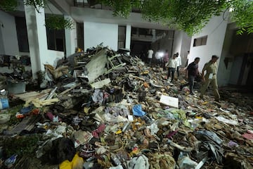 Equipos de b迆squeda y rescate trabajan entre los escombros de un accidente a谷reo en Ahmedabad, India.