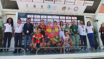 Podio con Anna Sanchís, Sheyla Gutiérrez y Martín Bouzas tras la disputa de las pruebas contrarreloj de los Campeonatos de España de Ciclismo en Carretera disputadas en Ibi.