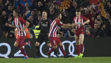 Gameiro se lamenta por el penalti fallado.