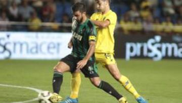 El centrocampista del Villarreal, Manu Trigueros, lucha el balón con Francesco Magnanelli, centrocampista del Sassuolo Calcio, durante el partido del Trofeo de la Cerámica que enfrenta a los dos equipos esta noche en el estadio de El Madrigal, en Villarreal.