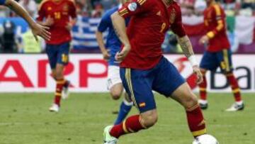 DEP73. GDANSK (POLONIA), 10/06/12 El delantero de España, Fernando Torres (d), controla la pelota perseguido por el defensa de Italia, Leonardo Bonucci (c), durante el partido correspondiente a la primera jornada del grupo C de la Eurocopa 2012, que se disputa en el estadio Arena Gdansk en Polonia, hoy, domingo 10 de junio de 2012. EFE/Juan Carlos Cárdenas seleccion española españa - italia