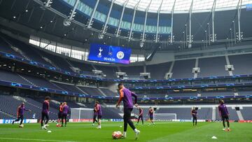 Los jugadores del City entrenando en el Tottenham Hotspur Stadium.