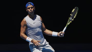 Rafa Nadal entrena en las pistas de Melbourne para preparar el Open de Australia.