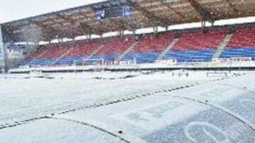 <b>IMPOSIBLE.</b> Con el campo así, más la previsión de más nevadas a lo largo del día, se ha considerado como impracticable el césped de Los Pajaritos.