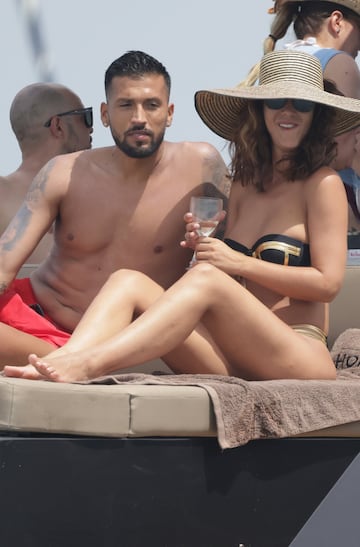 El jugador nacionalizado español y su mujer, la modelo y presentadora, aprovechan sus vacaciones disfrutando de las aguas ibicencas a bordo de un yate.