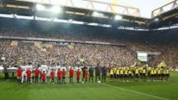 AMBIENTAZO. Los jugadores del Real Madrid y del Borussia Dortmund posan antes del comienzo del encuentro que conmemoraba el centenario del club germano.