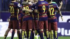 Los jugadores del Barcelona festejan el gol de Messi.