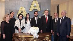 El futbolista turco Arda Turan posando en su boda entre su mujer, Aslihan Dogan, y el presidente de Turqu&iacute;a Recep Tayyip Erdogan 