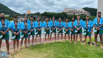 Los Hispanos, con trajes locales.