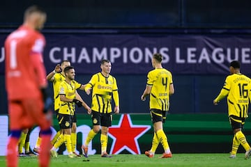 Borussia Dortmund's players celebrate their third goal  during the UEFA Champions League, League phase - Matchday 5, football match between GNK Dinamo Zagreb and Borussia Dortmund at the Maksimir Stadium in Zagreb, on November 27, 2024. (Photo by Damir SENCAR / AFP)