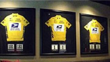 <b>SU GUARIDA. </b>Lance Armstrong posa en su casa con los siete maillots amarillos que ganó en el Tour de Francia, encuadrados junto a los dorsales con que los conquistó.