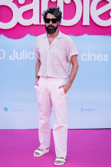 Moisés Nieto posa en la alfombra rosa por el pase especial de la película ‘Barbie’ en el Gran Teatro CaixaBank.   
 
 