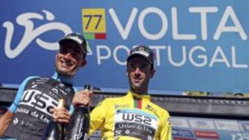 Veloso posa con el maillot de l&iacute;der de la Vuelta a Portugal. 