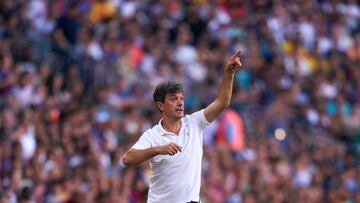 BARCELONA, SPAIN - AUGUST 28: Pacheta head coach of Real Valladolid reacts during the LaLiga Santander match between FC Barcelona and Real Valladolid CF at Camp Nou on August 28, 2022 in Barcelona, Spain. (Photo by Pedro Salado/Quality Sport Images/Getty Images)