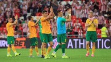 Los jugadores del Zilina saludan a la afici&oacute;n tras el partido ante el Athletic Club.