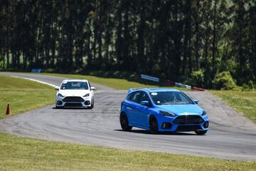 En la Región de la Araucanía Ford presentó por primera vez en Chile el Focus RS. Desde la línea de performance de la marca llega con un motor de 2.3 litros y 350 hp de potencia.
La presentación se llevó a cabo en Pucón y luego se realizó una prueba del vehículo en el autódromo Interlomas de Temuco.