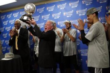 Peter Holt, propietario de losa Spurs, levanta el trofeo de campeones del Oeste.