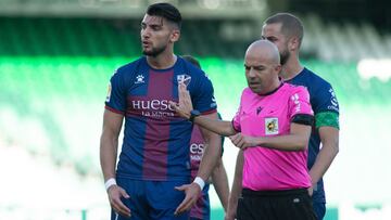 Rafa Mir, objetivo del Valencia, afilará hoy el ataque del Huesca.